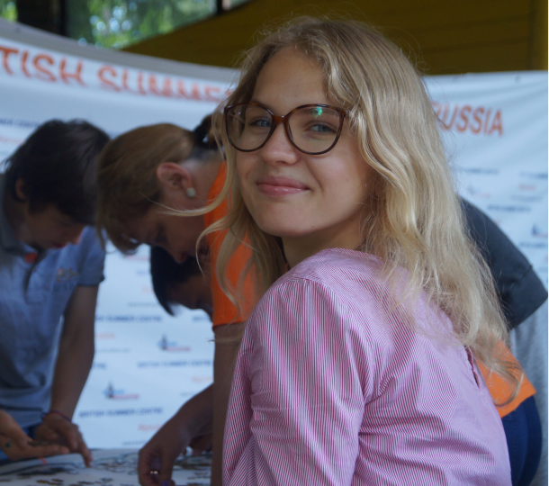 Участники языкового лагеря IP Russia во время занятия на свежем воздухе.